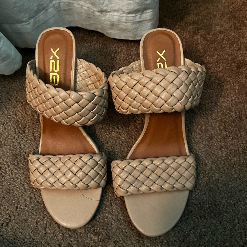Beige chunky heel sandal - Picture 1 of 8